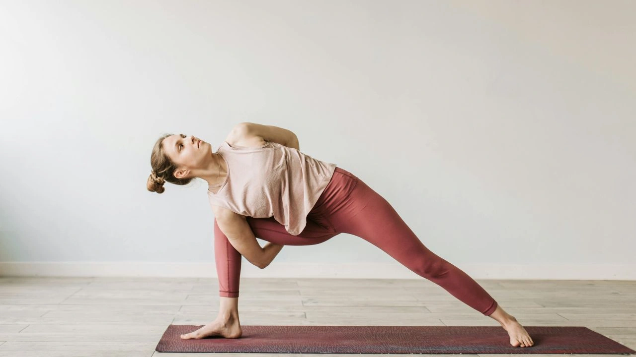 5 positions de yoga en soirée pour favoriser la relaxation et un meilleur sommeil